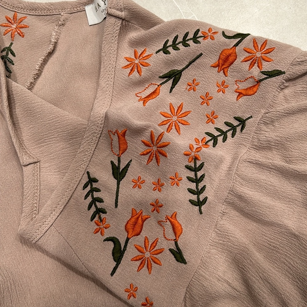 Women's top with embroidery - Picture 3 of 9